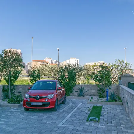 Апартаменти Lux Retreat *